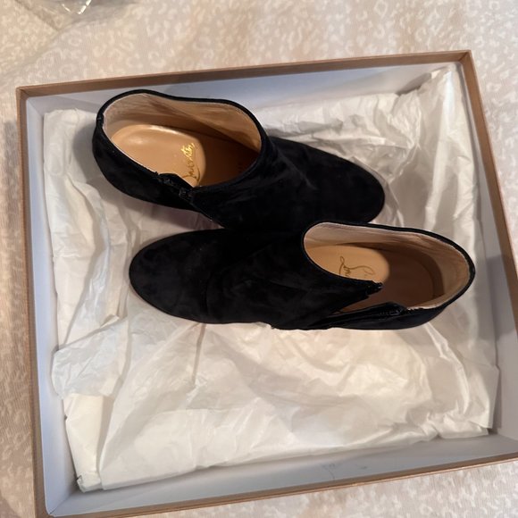 Louboutins- Black Suede- CHIC - Picture 2 of 7